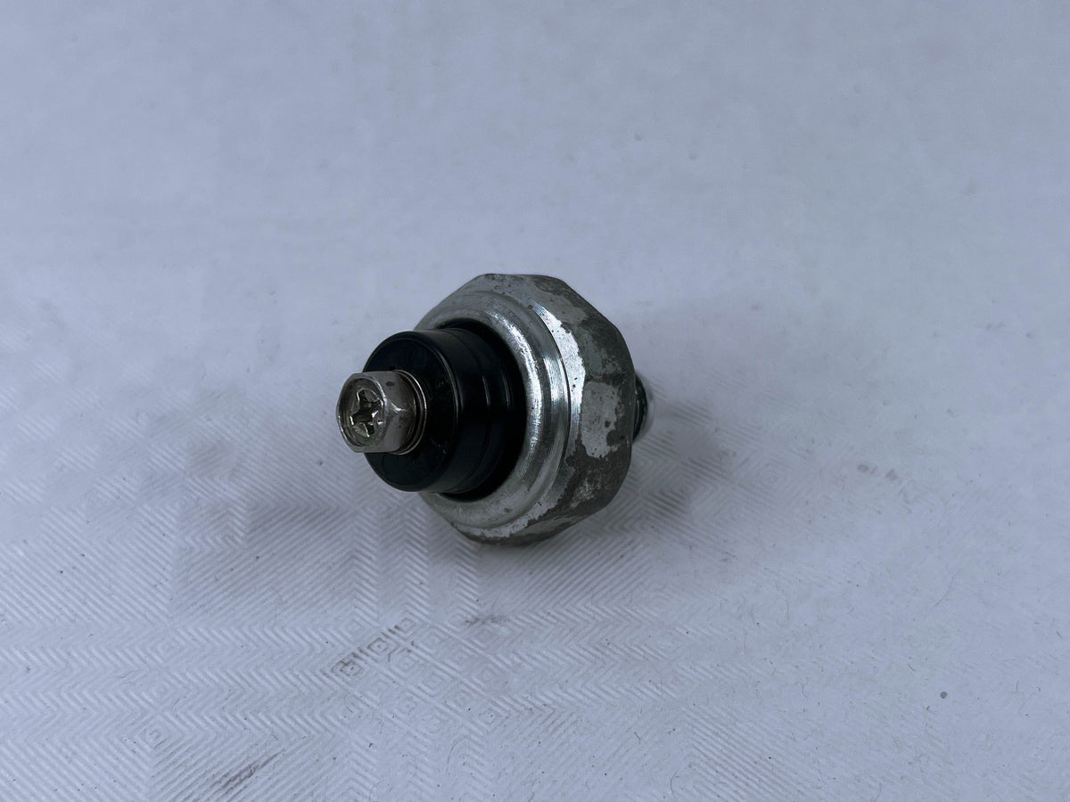 Honda CBR1100XX Super Blackbird Motor Engine Oil Pressure Sensor Switch OEM used 2004