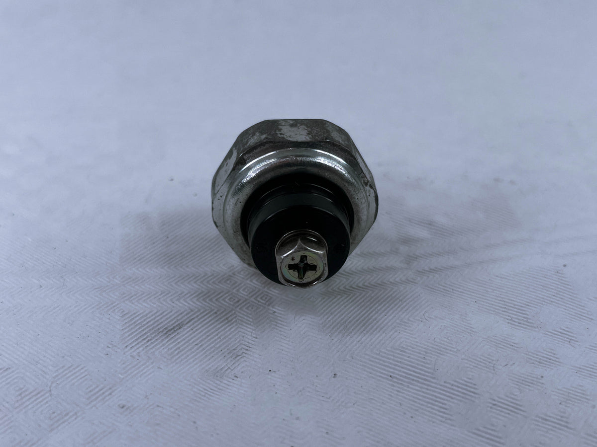 Honda CBR1100XX Super Blackbird Motor Engine Oil Pressure Sensor Switch OEM used 2004